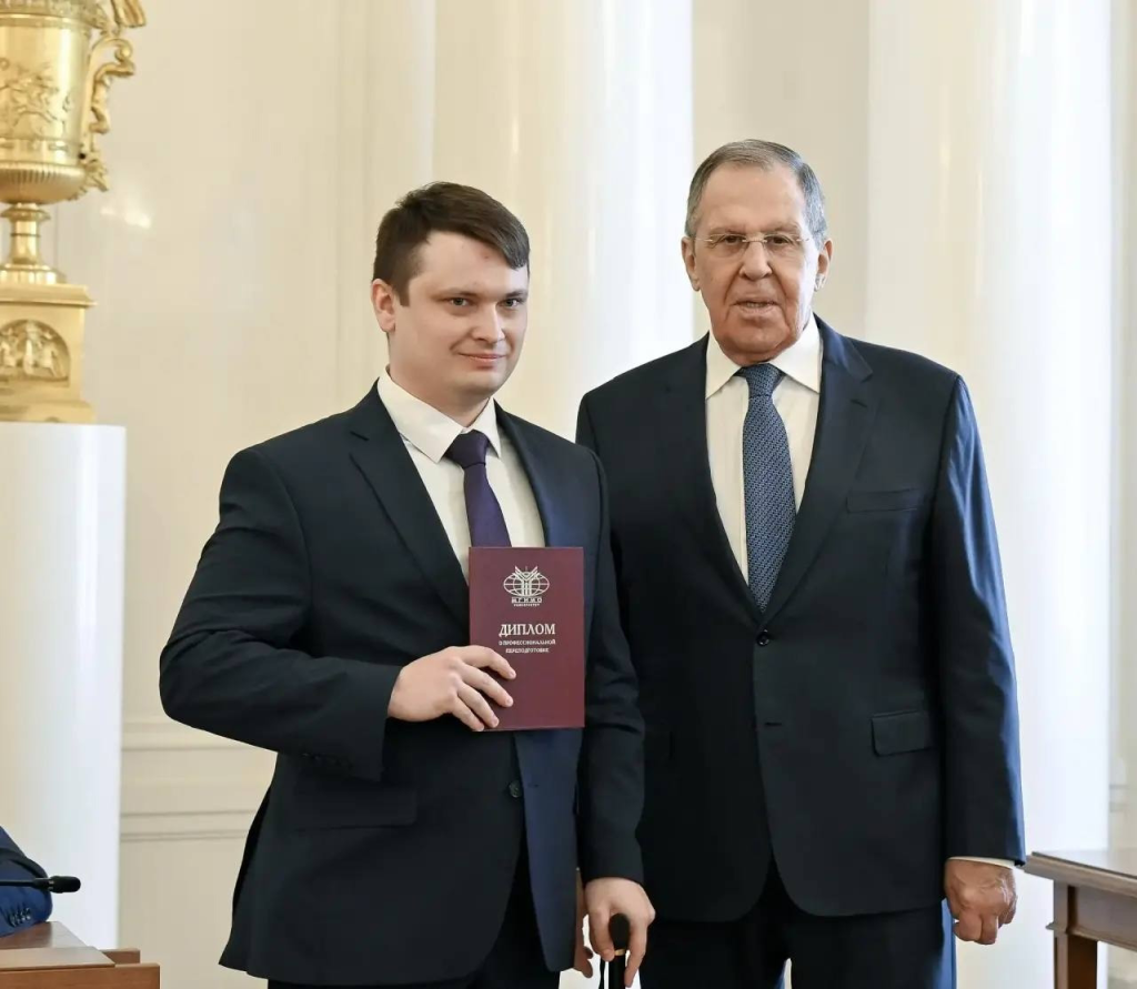 Два ветерана СВО из Калужской области получили дипломы МГИМО