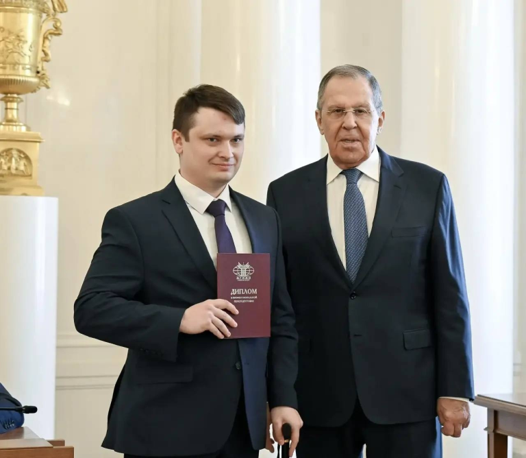 Два ветерана СВО из Калужской области получили дипломы МГИМО