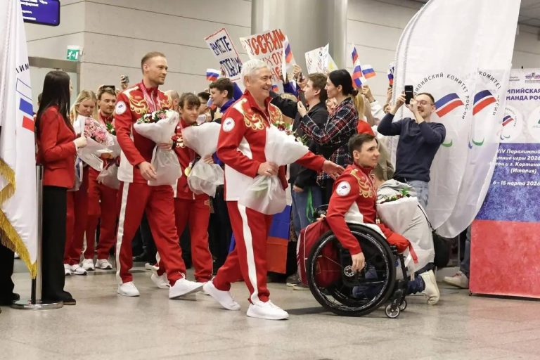 Российская паралимпийская сборная с триумфом вернулась домой!