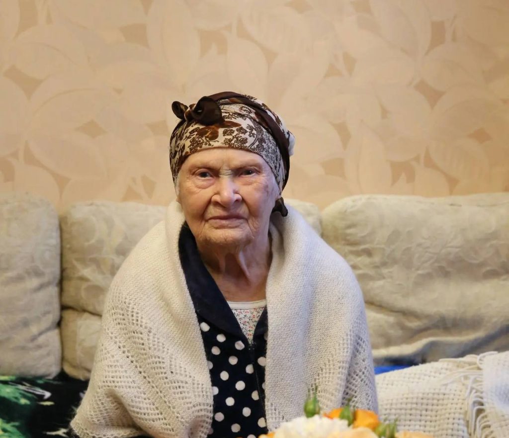 Жительница Калуги Анна Козьменко отметила 104-летний юбилей.