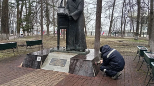 В Калуге продолжается уборка парков и скверов