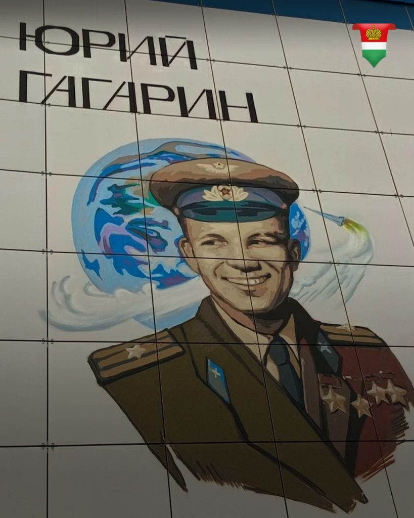 В Балабаново на фасаде школы № 5 появились муралы, посвящённые пионеру-герою и космонавту