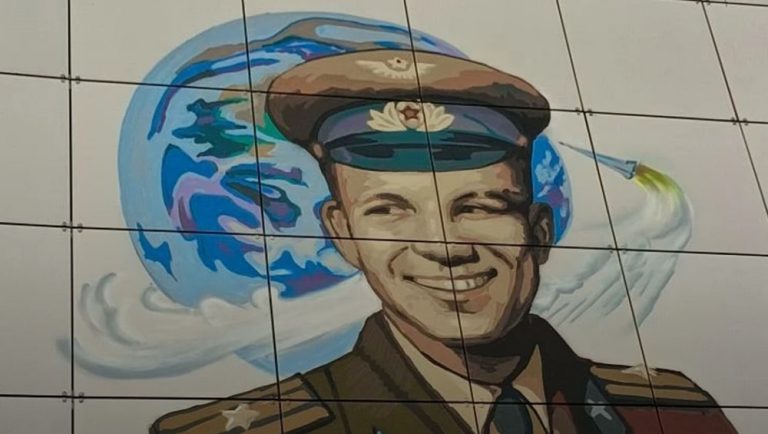В Балабаново на фасаде школы № 5 появились муралы, посвящённые пионеру-герою и космонавту
