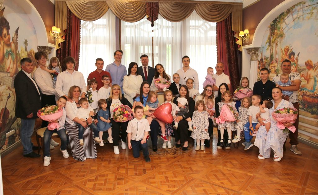 В Калуге в Международный день семьи чествовали многодетных родителей